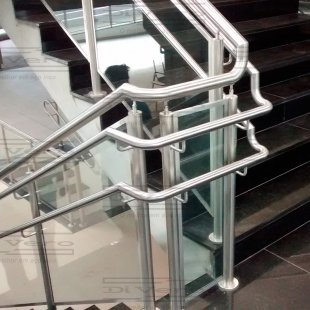 Guarda-corpo comercial com vidro encaixilhado e corrimão duplo lateral